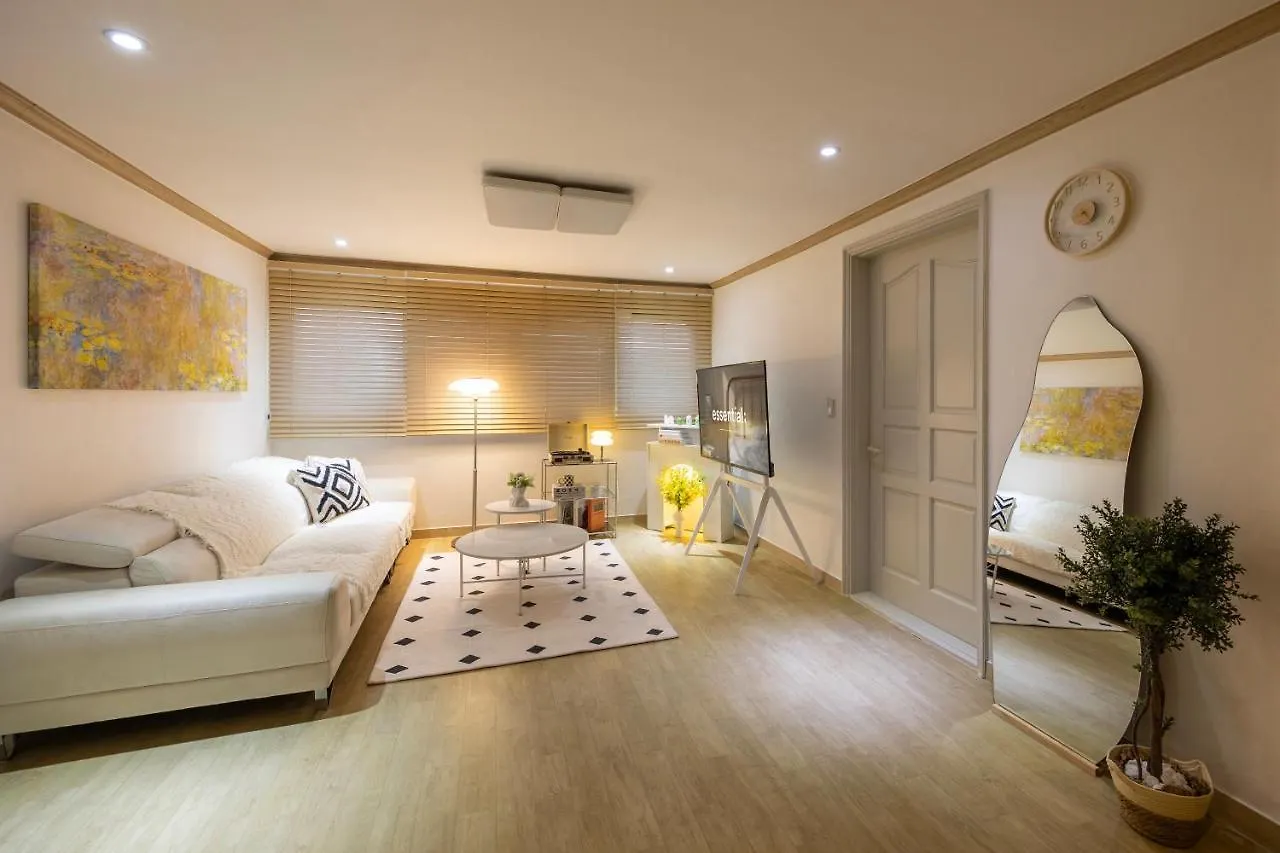 Free Pick-Up, 4 Beds, Near Gangnam, Hongdae, Subway 8 Mins, Spacious Seoul Apartment