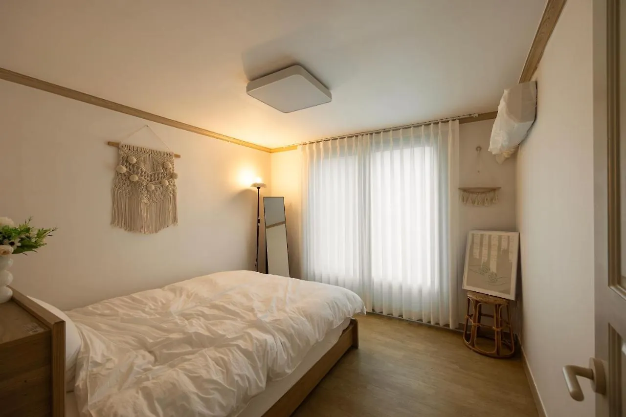 Free Pick-Up, 4 Beds, Near Gangnam, Hongdae, Subway 8 Mins, Spacious Seoul Apartment
