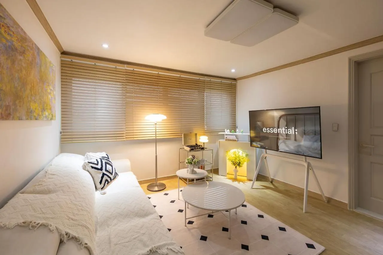 Free Pick-Up, 4 Beds, Near Gangnam, Hongdae, Subway 8 Mins, Spacious Seoul 0*,