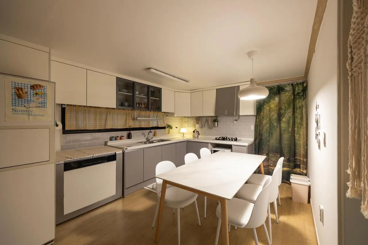 Apartment Free Pick-Up, 4 Beds, Near Gangnam, Hongdae, Subway 8 Mins, Spacious Seoul