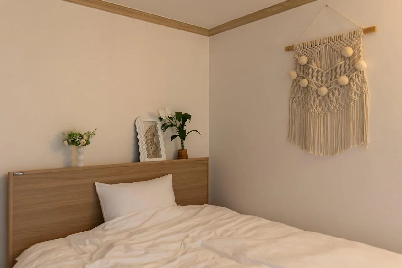 Free Pick-Up, 4 Beds, Near Gangnam, Hongdae, Subway 8 Mins, Spacious Seoul 0*,  South Korea