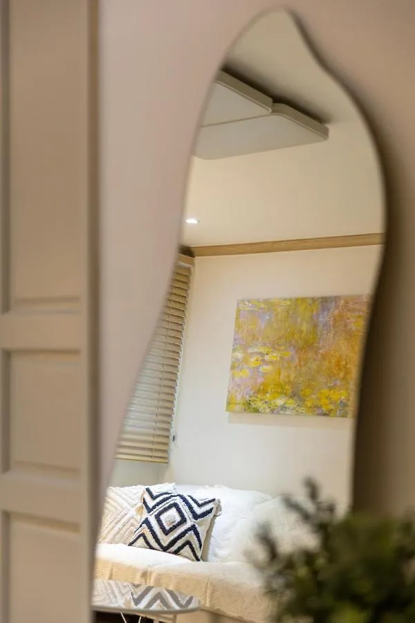 Free Pick-Up, 4 Beds, Near Gangnam, Hongdae, Subway 8 Mins, Spacious Seoul