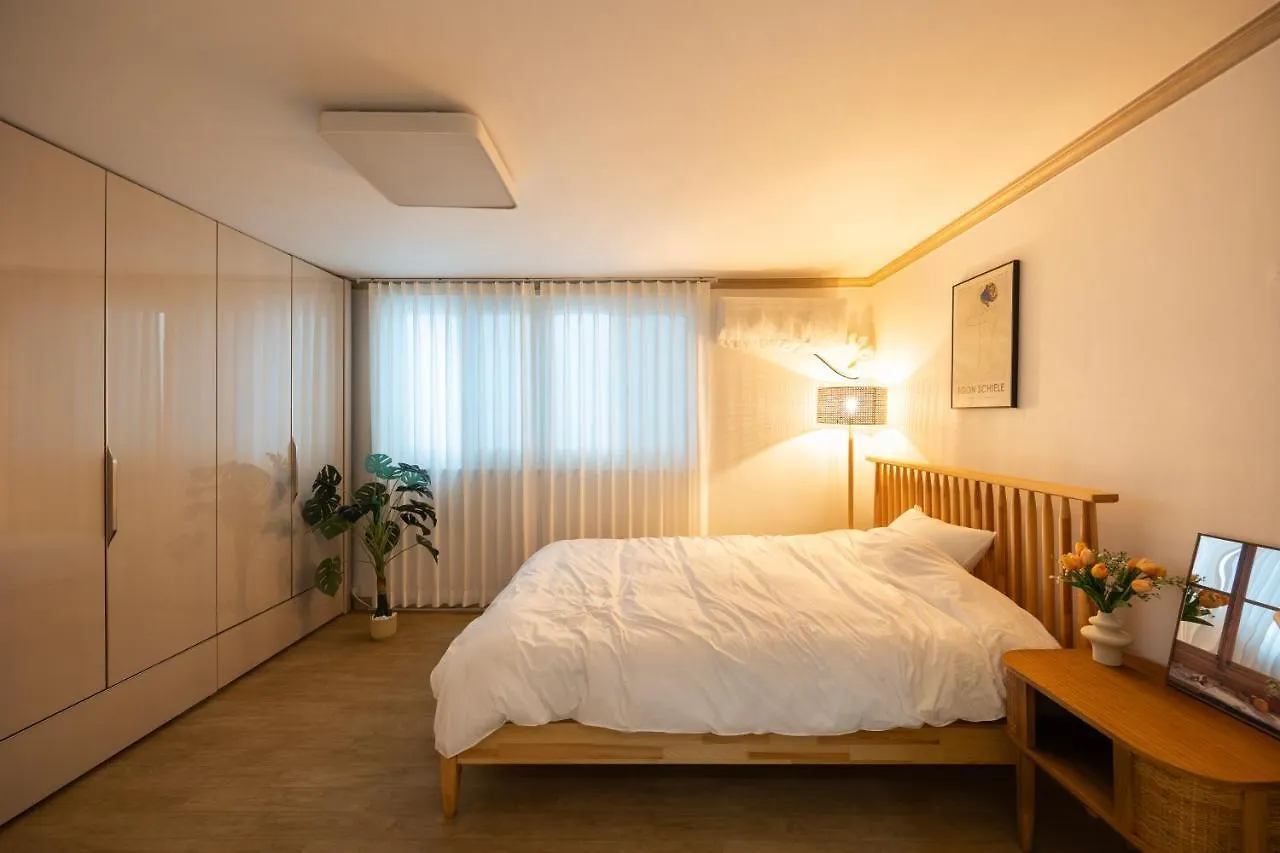 Free Pick-Up, 4 Beds, Near Gangnam, Hongdae, Subway 8 Mins, Spacious Seoul Apartment