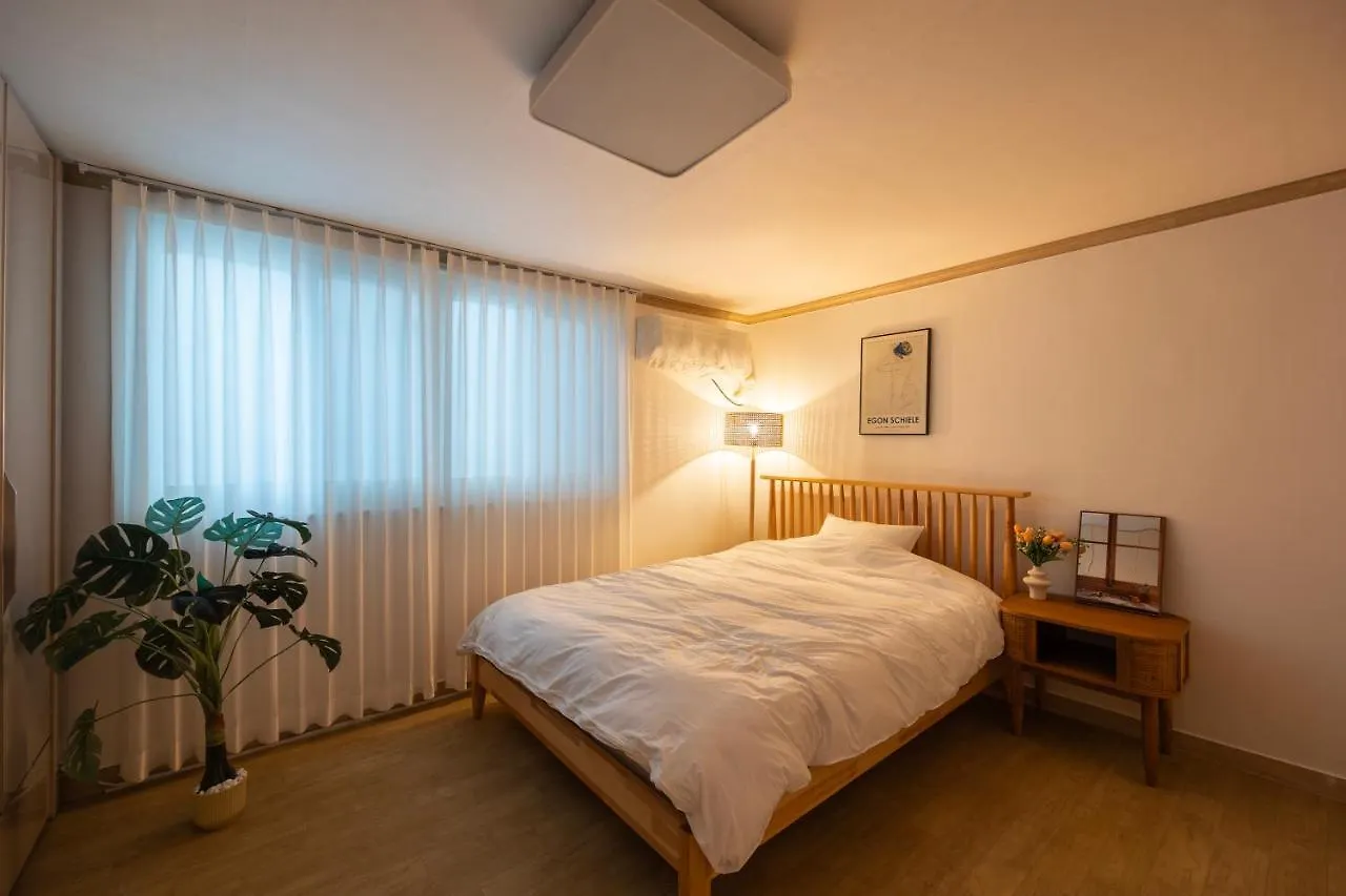 Apartment Free Pick-Up, 4 Beds, Near Gangnam, Hongdae, Subway 8 Mins, Spacious Seoul