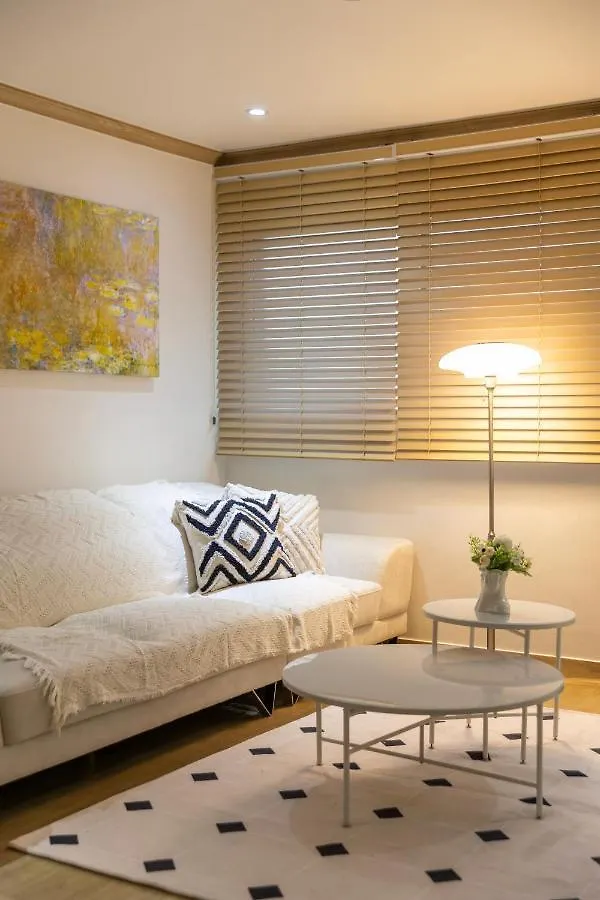 Free Pick-Up, 4 Beds, Near Gangnam, Hongdae, Subway 8 Mins, Spacious Σεούλ