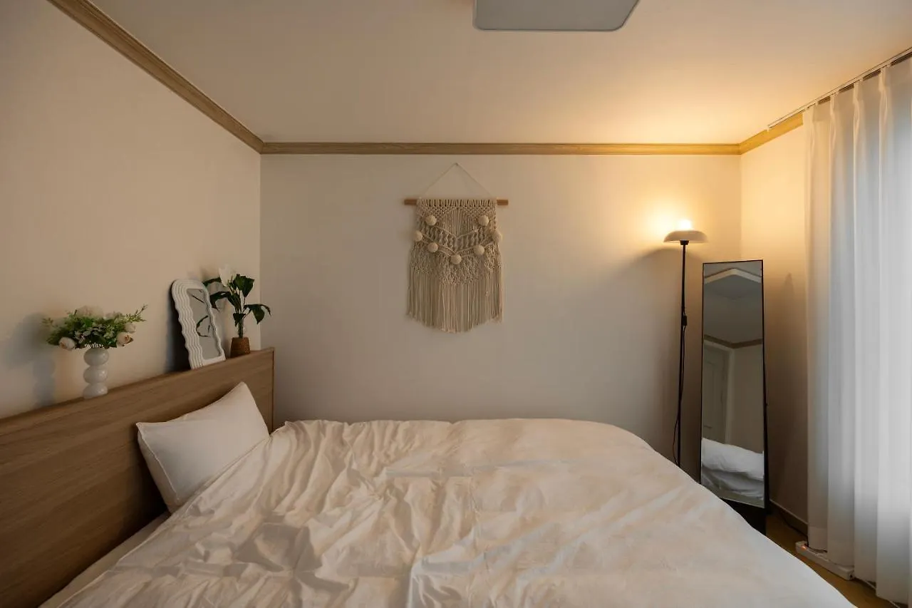 Free Pick-Up, 4 Beds, Near Gangnam, Hongdae, Subway 8 Mins, Spacious Σεούλ