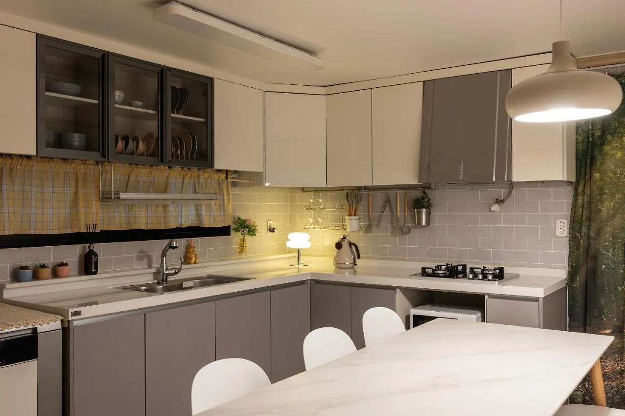 Διαμέρισμα Free Pick-Up, 4 Beds, Near Gangnam, Hongdae, Subway 8 Mins, Spacious Σεούλ