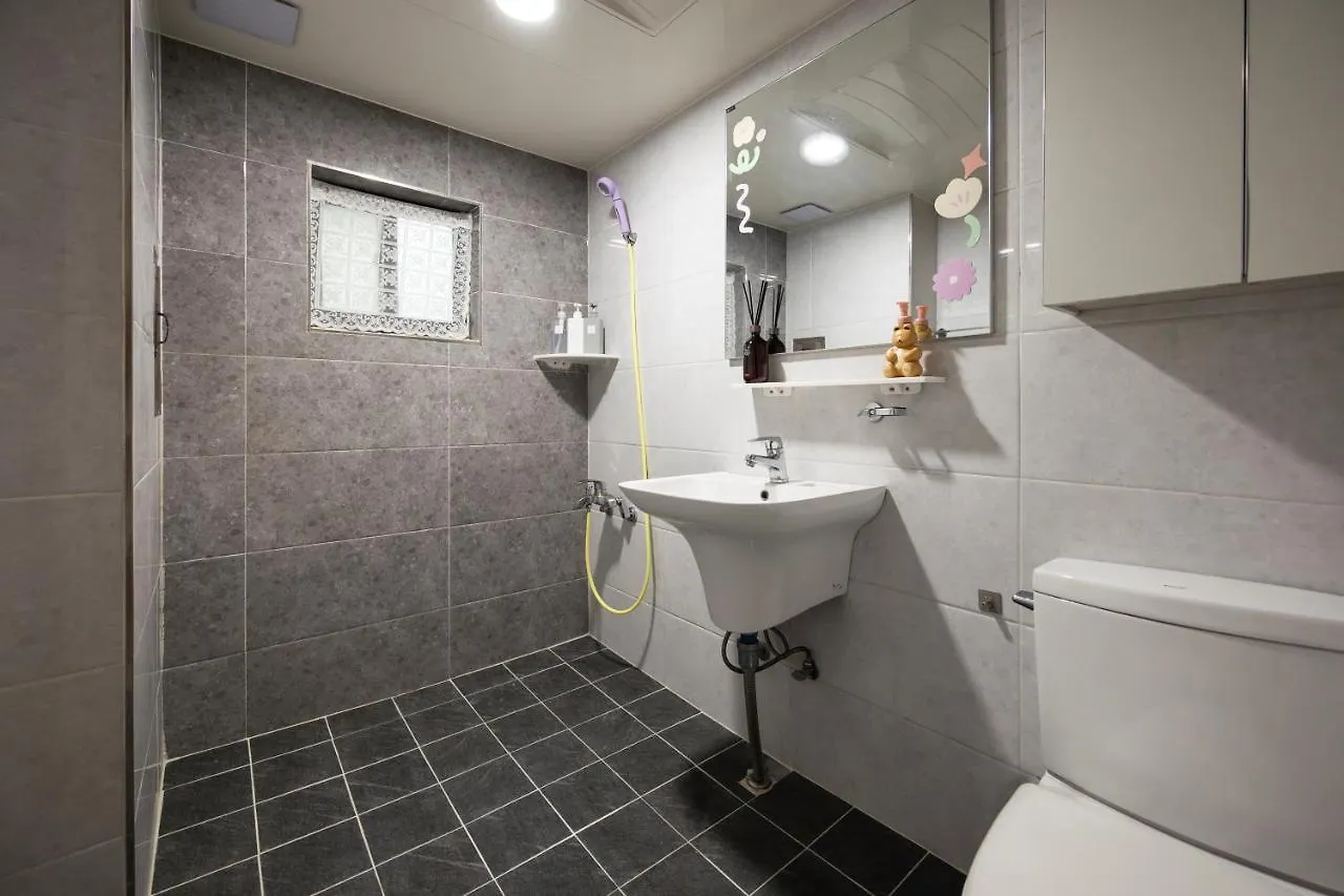 Free Pick-Up, 4 Beds, Near Gangnam, Hongdae, Subway 8 Mins, Spacious Σεούλ 0*,  Νότια Κορέα